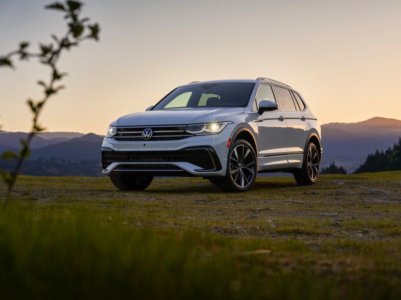 2022 Volkswagen Tiguan SEL R-Line ・  Photo by Volkswagen 