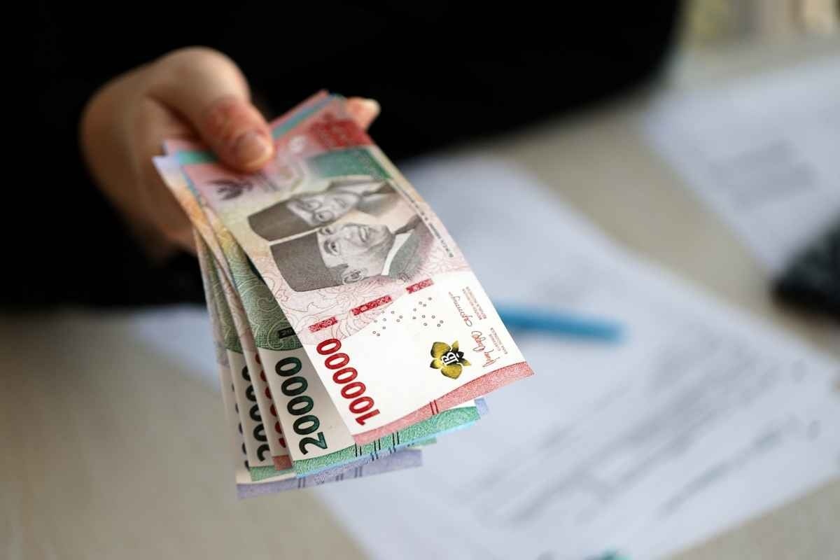 Ilustrasi uang rupiah yang menggambarkan kenaikan UMK Jawa Barat 2025. (Sumber: Envato)