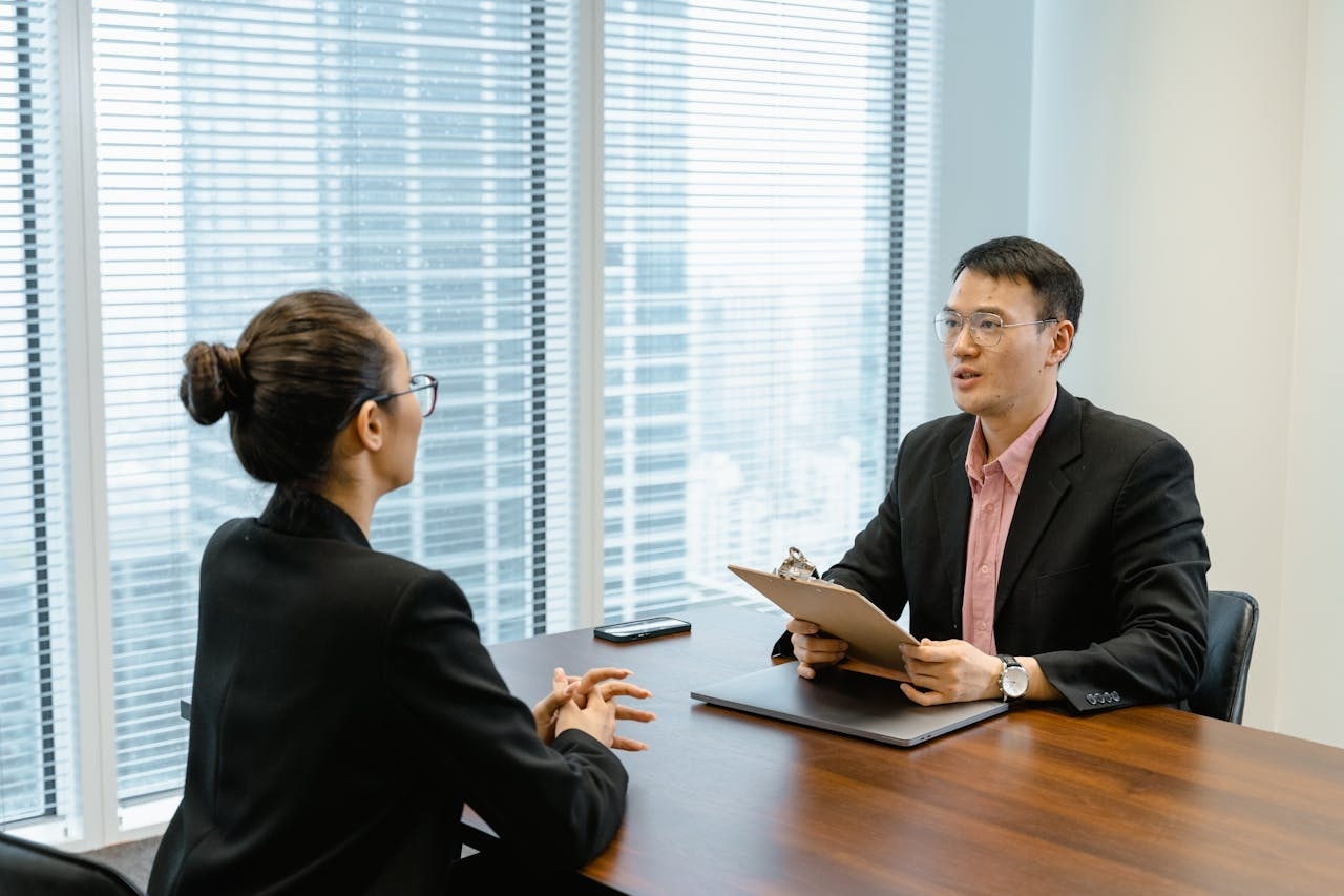 Seorang wanita sedang mengikuti interview sales di perusahaan swasta. (Image by MART PRODUCTION on Pexels)