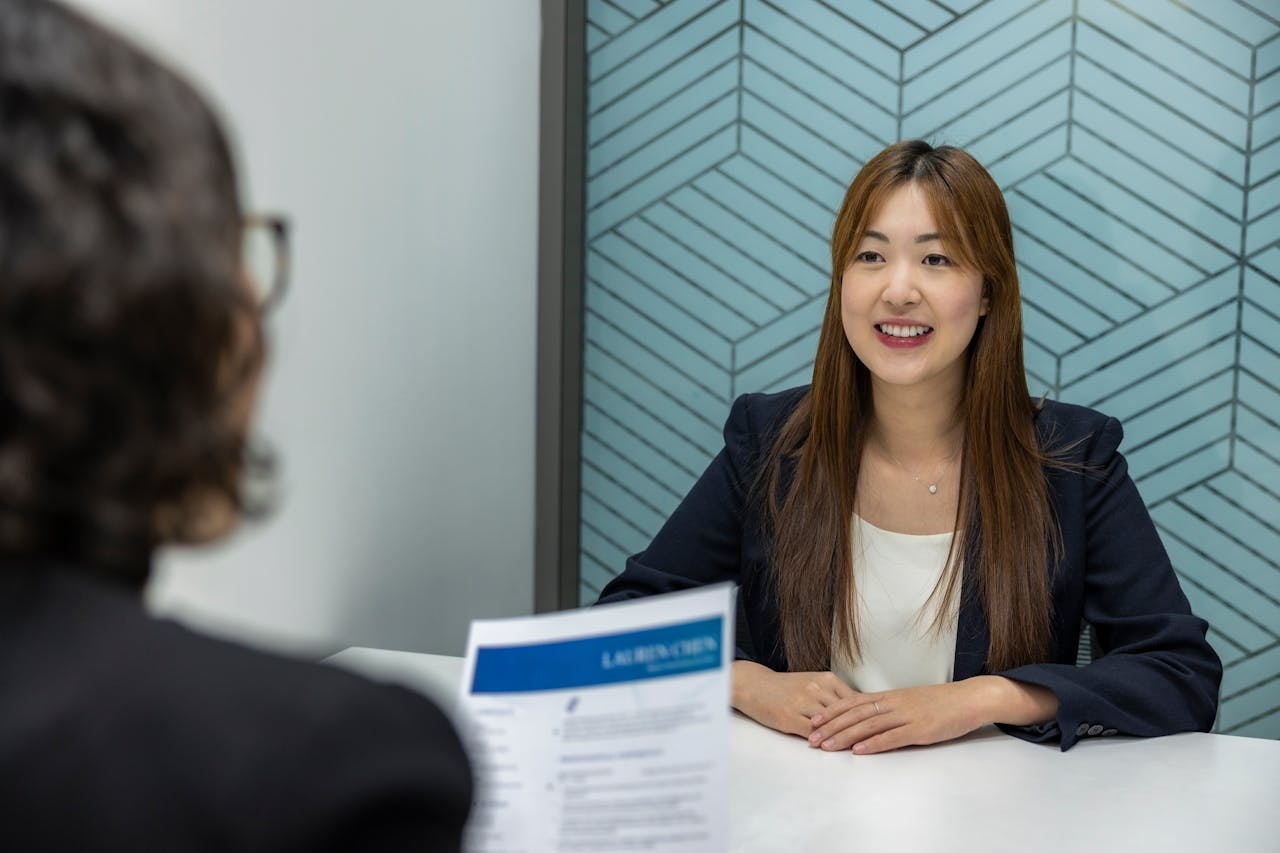 Seorang wanita tampak sangat serius menghadapi interview sales. (Image by Resume Genius on Pexels)