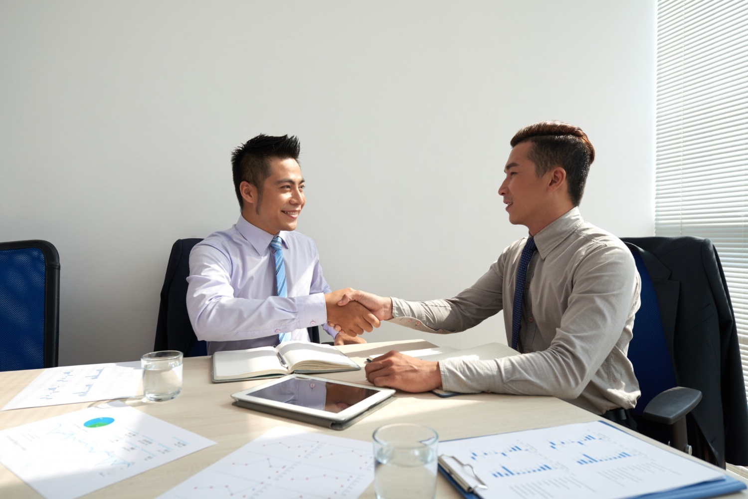 Seorang pelamar kerja bersalaman dengan HRD setelah menyelesaikan interview sales dengan baik. (Image by pressfoto on Freepik)