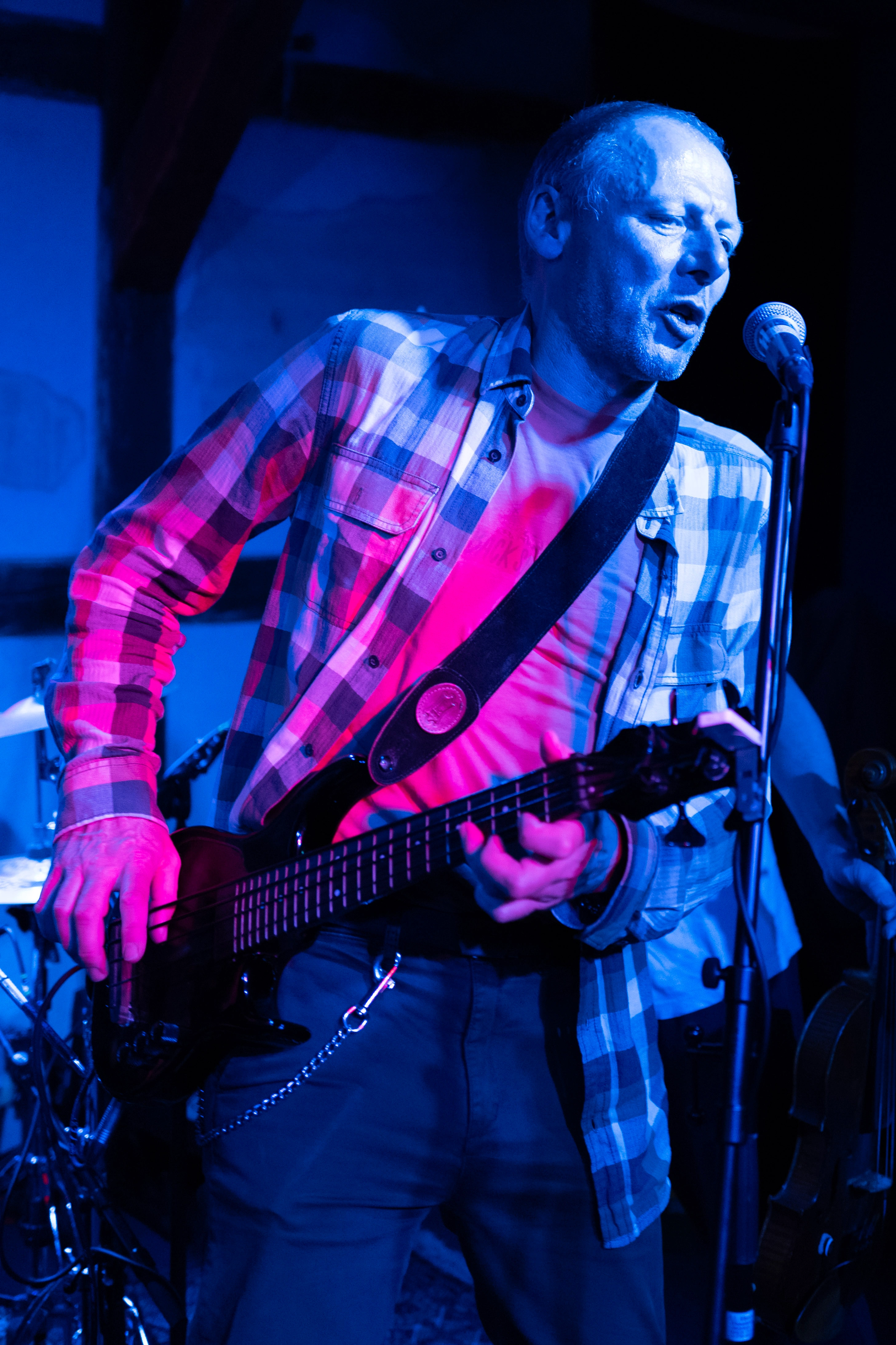 Daniel Siegrist spielt Gitarre und sing ein Lied bei einem Konzert.