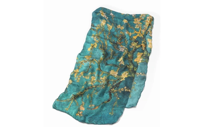 Product afbeelding: Zijden sjaal ‘Van Gogh - Bloeiende amandelboomtakken’