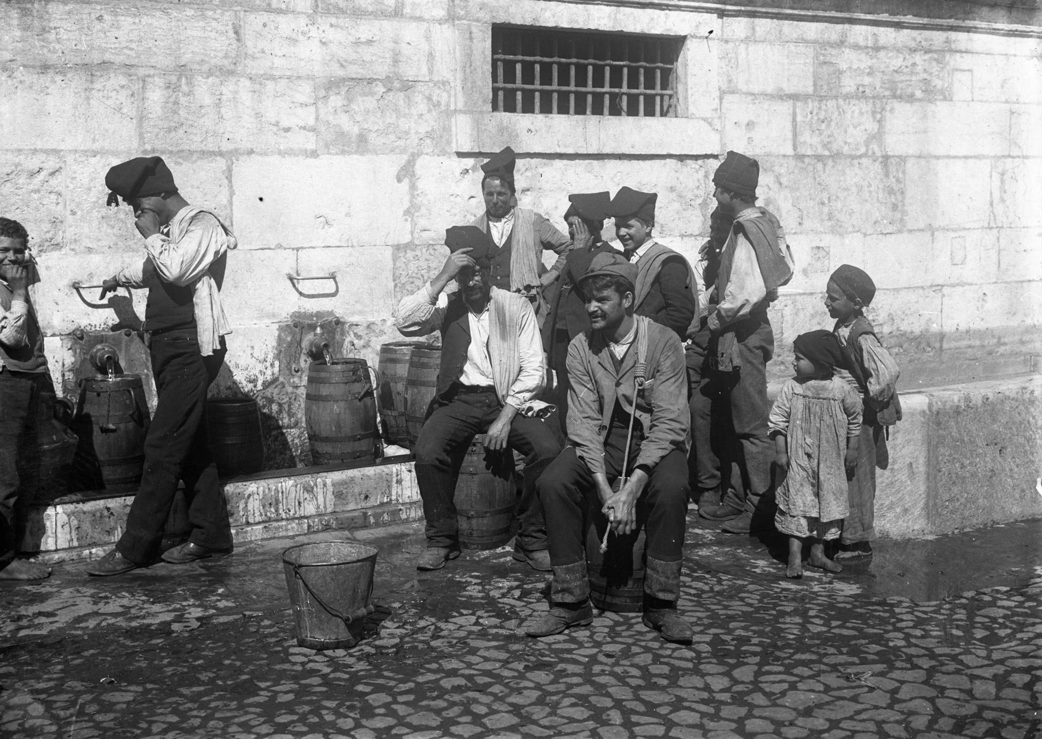 galician watercarriers in lisbon-early xx-photo arquivo municipal de lisboa-by Joshua benoliel.jpg