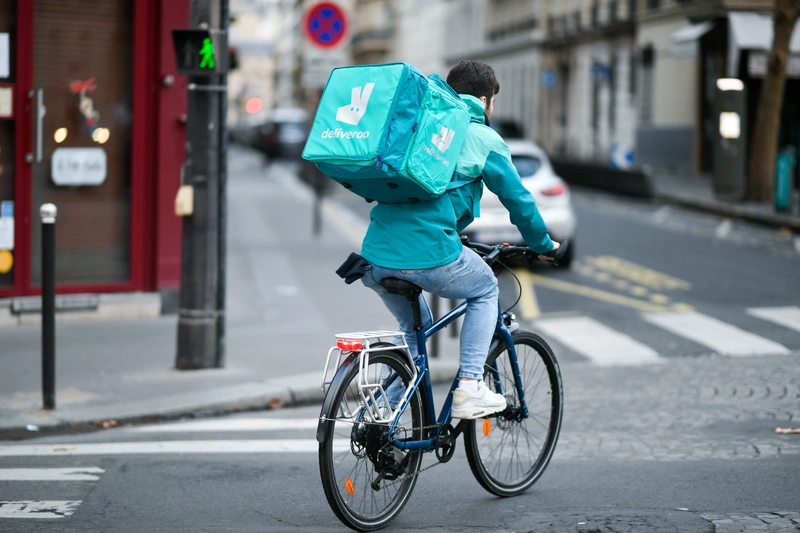 Deliveroo shares gain despite lowering medium-term growth guidance featured picture