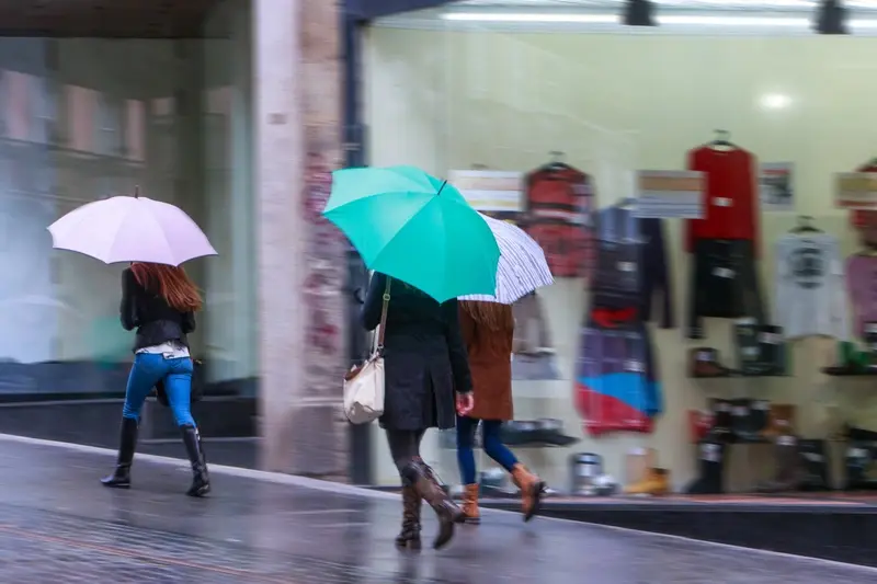 Shoppers running to get out of the rain