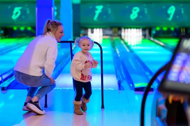 Mother and child ten-pin bowling