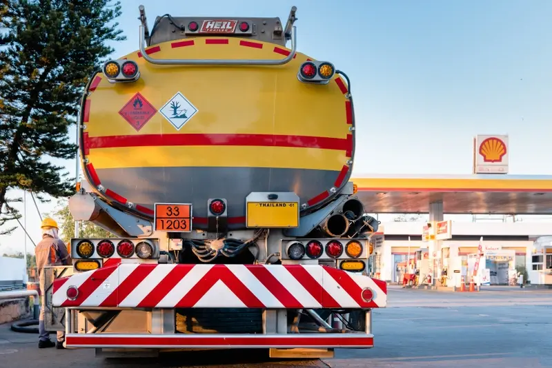 Fuel truck approaching Shell garage 