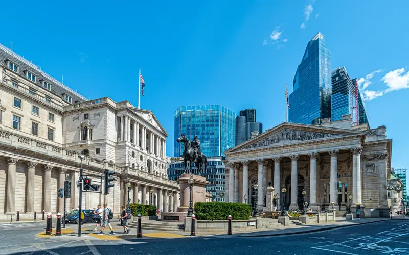 Blue-chip index FTSE 100 edges down ahead of the Bank of England meeting  featured picture