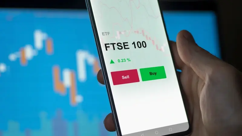 Investors holdings mobile with FTSE 100 ETF listed
