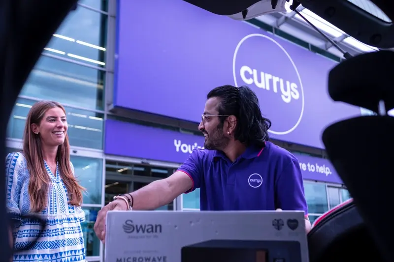 Currys colleague helps out a customer