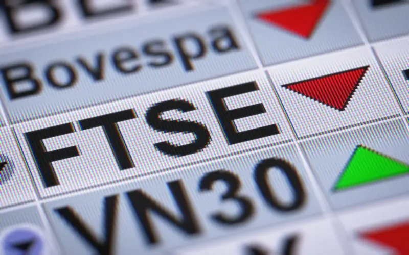 FTSE 100 ends in the red