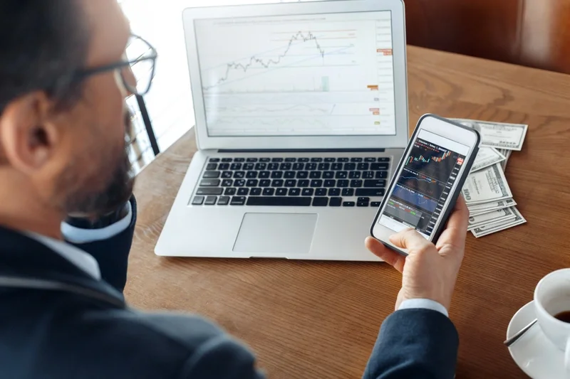 Man trading online 