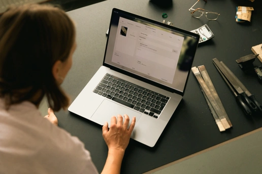 Bilde av en person som skriver på en laptop-topp
