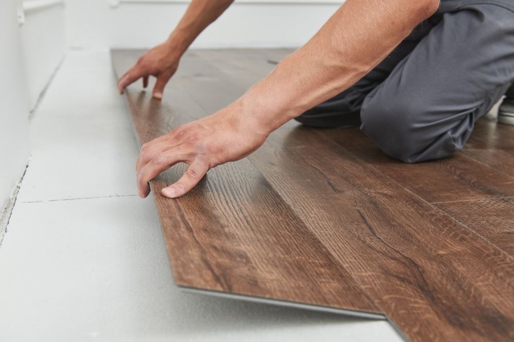 Laying floor panels