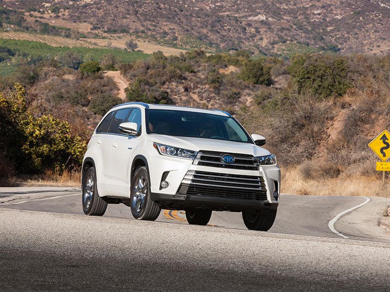 2017 Toyota Highlander Hybrid Limited Platinum on road ・  Photo by Toyota 