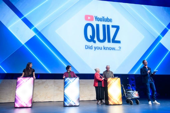 Sallys Welt, Julien Bam und Malita und Peter von Senioren Zocken beim YouTube-Quiz neben Joko Winterscheidt