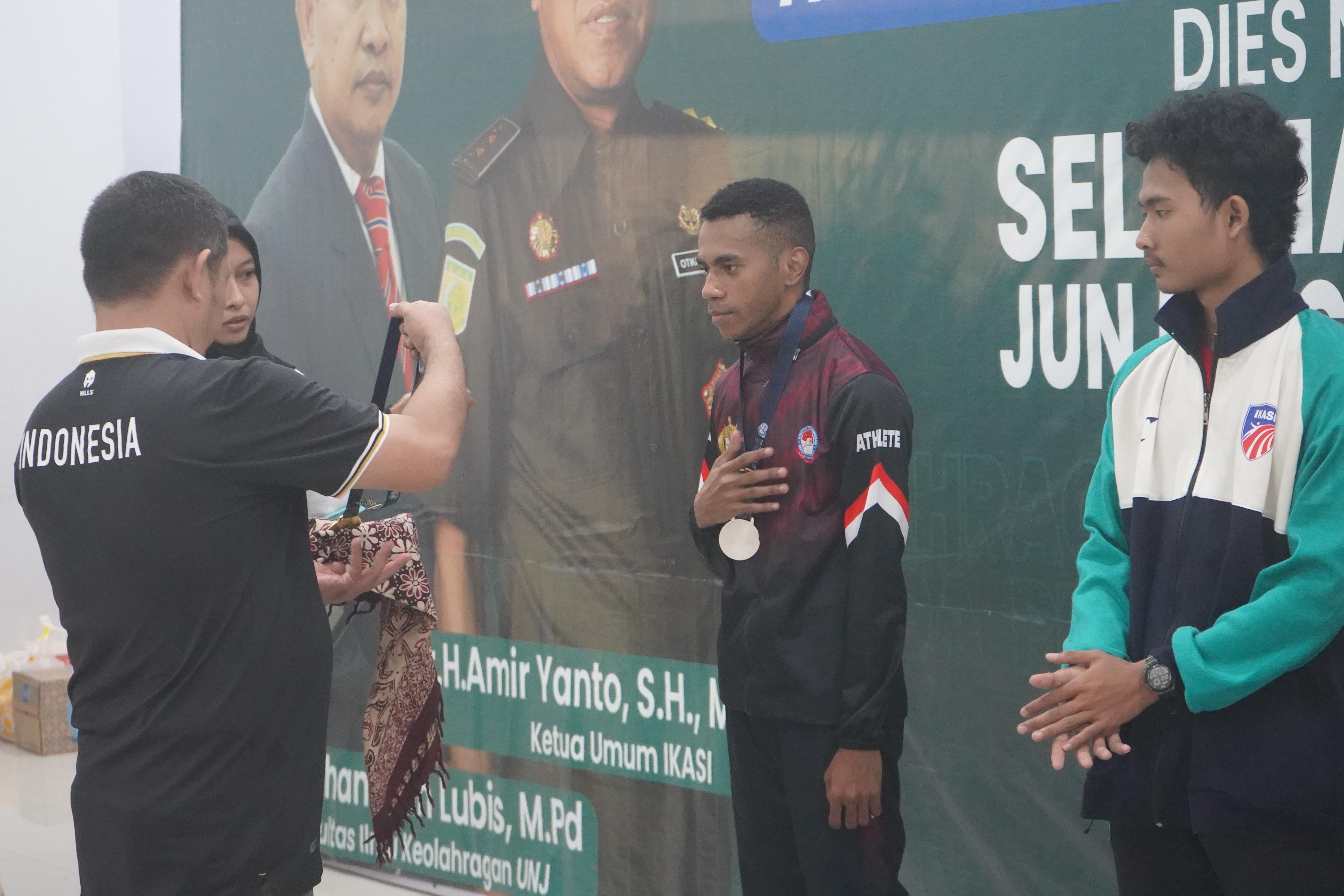 Perak Dari Cabang Olahraga Anggar Di Hari Ke- 2 Pesta Olahraga UNJ