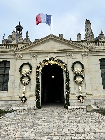 Le porche du château de Chambord, décoré pour Noël - Photo ⓒ Château de Chambord     