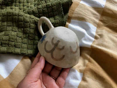 Tasse étoile et plante
