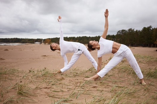Utthita Trikonasana (Extended Triangle Pose) Utthita Trikonasana (Extended Triangle Pose)