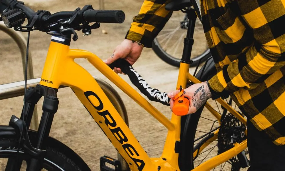 locking a bike with a chain lock