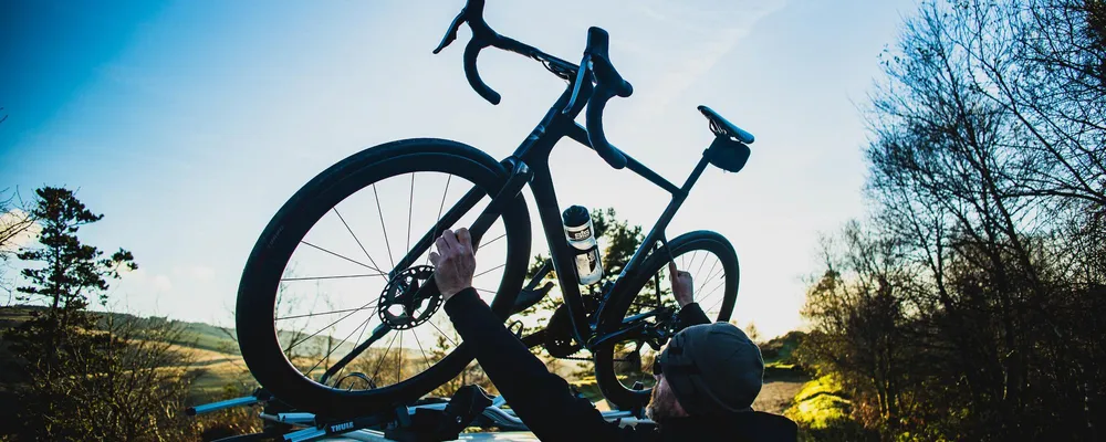 putting a bike on a car roof rack