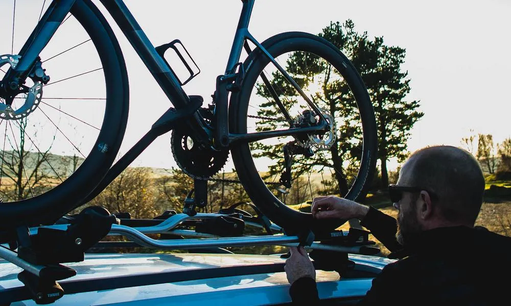 adjusting straps on a bike car roof rack