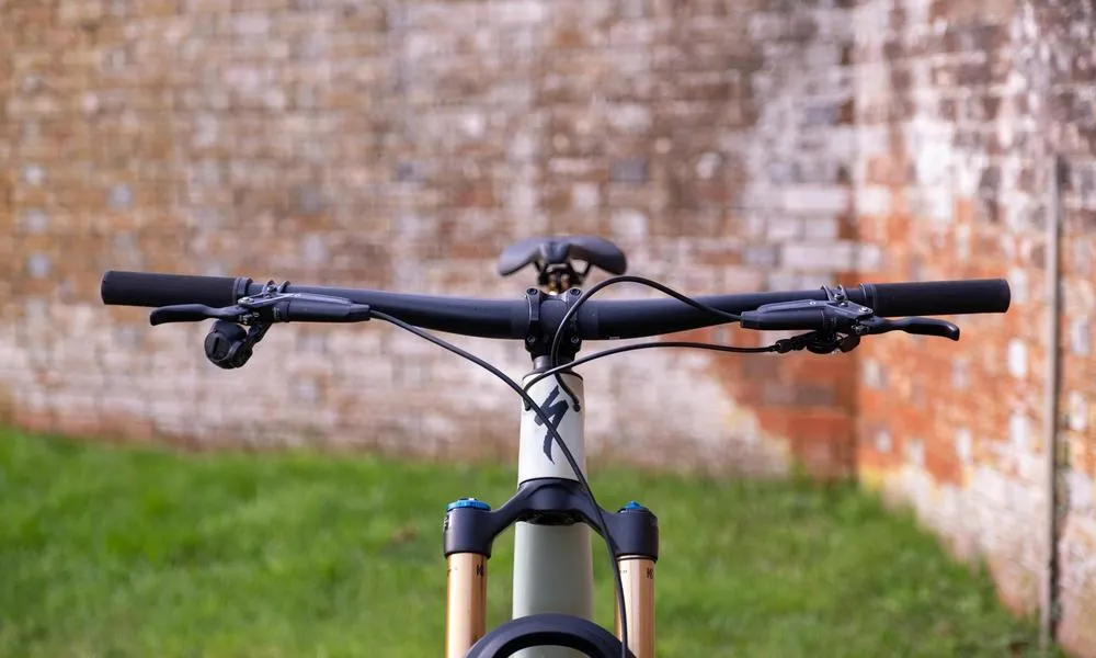 Road bike with mountain bike handlebars online