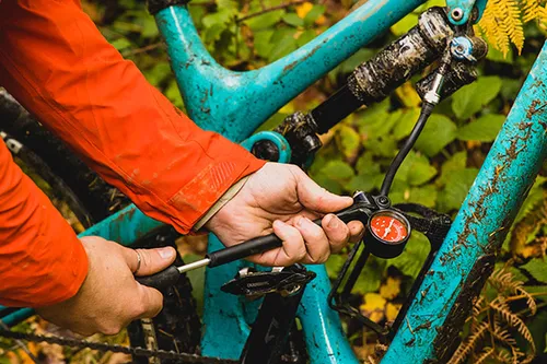 using a shock pump to adjust air pressure in an mtb rear shock 