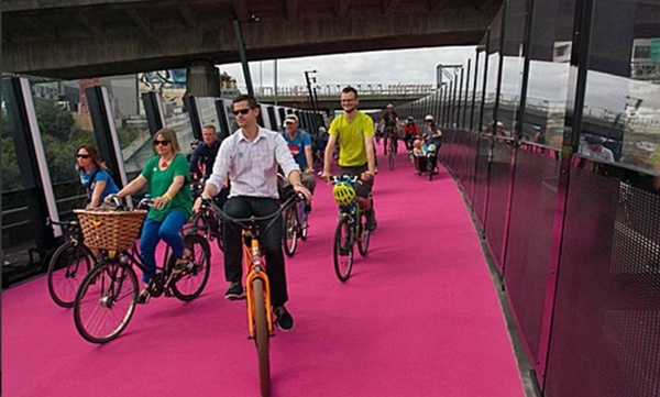 A photo of a group of people cycling on Auckland's pink-paved bike path