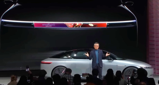 Werbung in der "Mediabar" unterhalb der Motorhaube: Auf der Elektronikmesse CES stellte Yasuhide Mizuno, CEO eines Jointventures zwischen Honda und Sony, das neue E-Auto Afeela vor, das mit den Menschen rund um das Auto "Informationen teilen" können soll