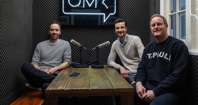 OMR-Gründer Philipp Westermeyer begrüßte Schalke-Chef Matthias Tillmann (m.) und St.-Pauli-Präsident Oke Göttlich im Studio.