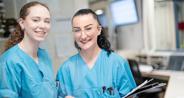 Zwei Pflegerinnen aus dem Universitätsklinikum Bielefeld