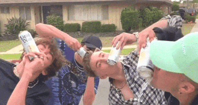 Liquid-Death-Fans trinken das Wasser gerne so, wie man manche gerne Bier trinken. In den USA heißt die Praxis "Shotgunning".