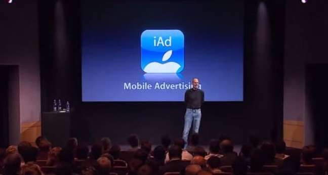 Steve Jobs bei der Präsentation von iAd 2010. (Screenshot: Youtube) 