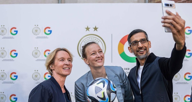 Google-CEO Sundar Pichai beim Selfie mit DFB-Frauen Martina Voss-Tecklenburg und Almuth Schult.