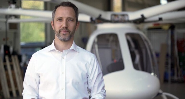 Volocopter-CEO Florian Reuter steht vor dem Flugtaxi-Modell 2x. Foto: Volocopter