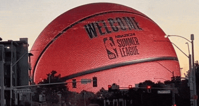 Die Las Vegas Sphere erscheint als riesiger Basketball am Horizont