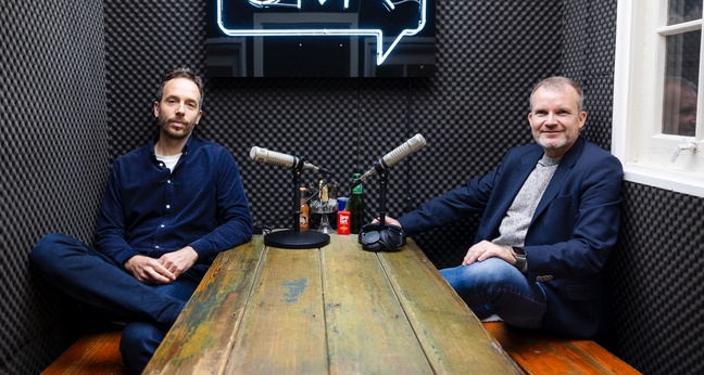 Techniker-CEO Jens Baas (r.) besuchte OMR-Gründer Philipp Westermeyer im Studio