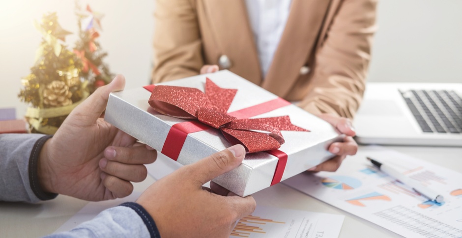 10 Holiday Gifts You Can Give To Employees This Festive Season