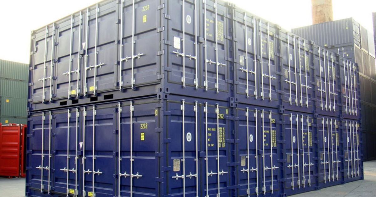 Stacking-shipping-containers.jpg