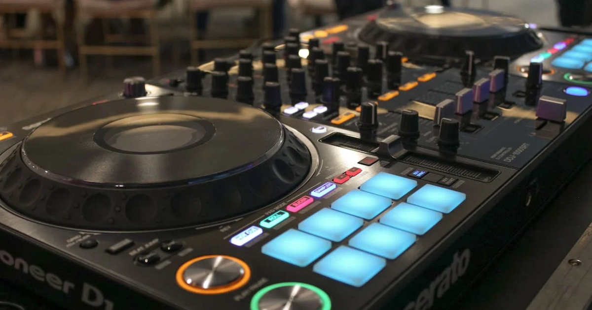 How to DJ on a Laptop DJ.Studio