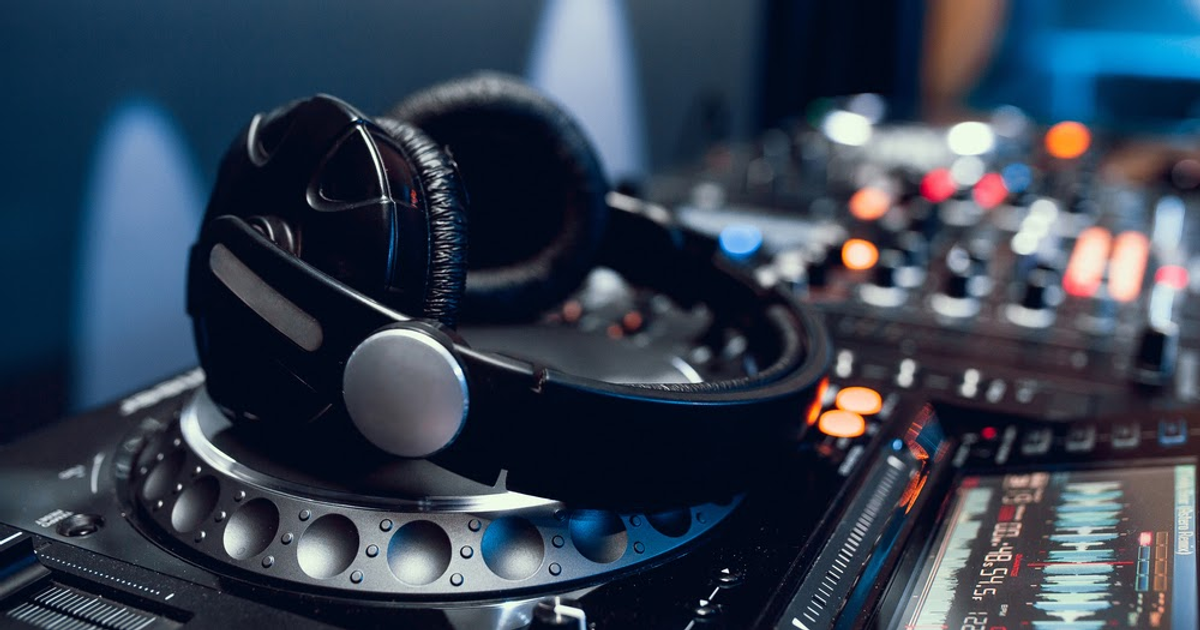 How to Plan a DJ Mix That Resonates With Your Audience DJ.Studio