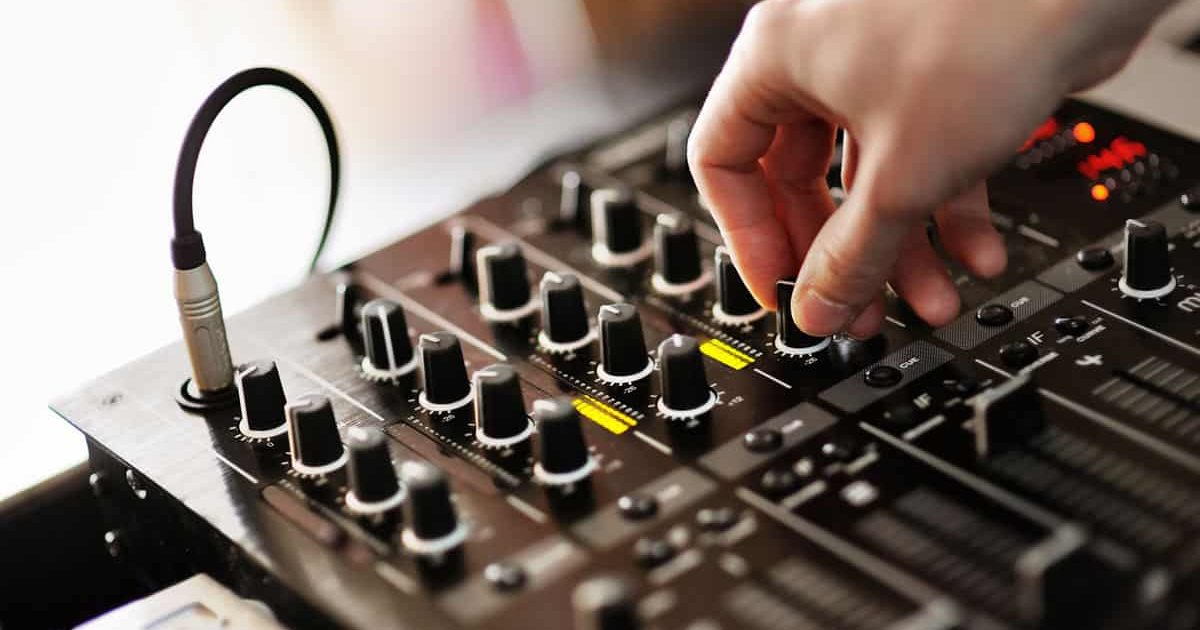 A Beginner's Guide to DJ Mixing Effects DJ.Studio