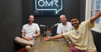 OMR-Gründer Philipp Westermeyer (links) traf sich mit Maximilian Lange und Younes Zarou (rechts) in Hamburg zur Aufnahme. Foto: OMR