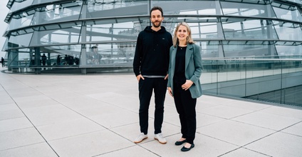 Verena Hubertz und Philipp Westermeyer auf dem Dach des Berliner Reichtags