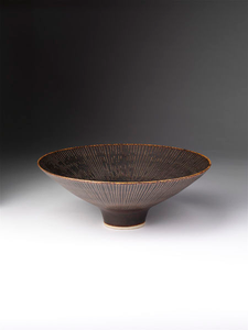 Photograph: Bowl, Lucie Rie, ca 1960-65, England. Museum no. C.21-2006. 