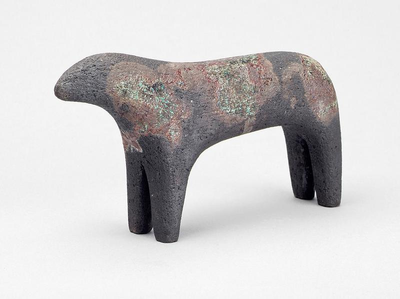 Photograph: Black raku animal (Lorna Graves, 1990). Purchased in 1989 with assistance from the National Fund for Acquisitions. © L. Graves (2004)
