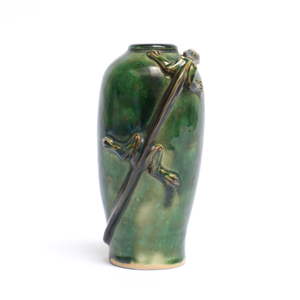Photograph: Green jar with moulded lizard decoration, George Cox, Mortlake Pottery, 1911. KM 1367